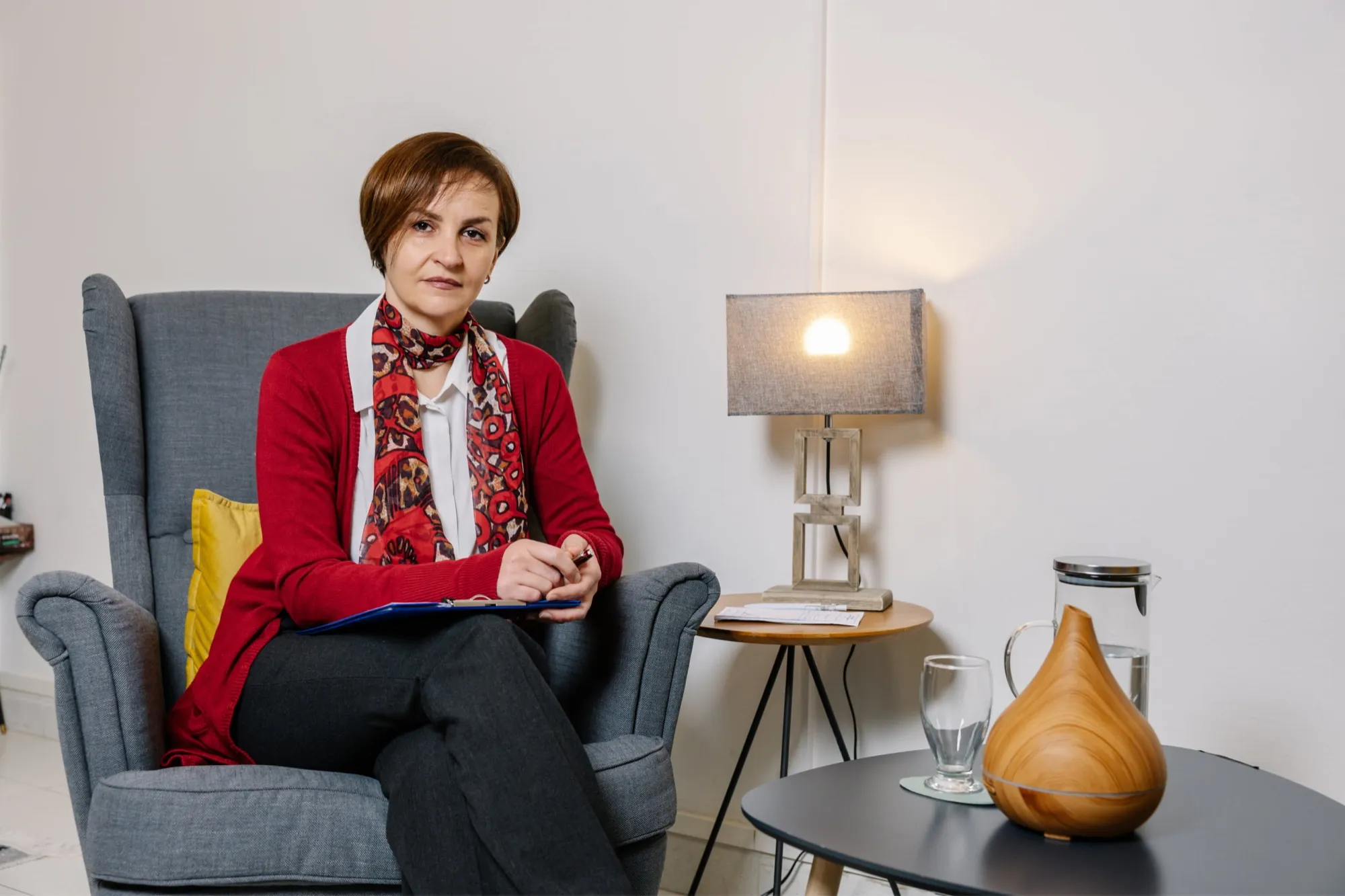 Mersiha Fetahović sjedi u fotelji u savjetovalištu Gea